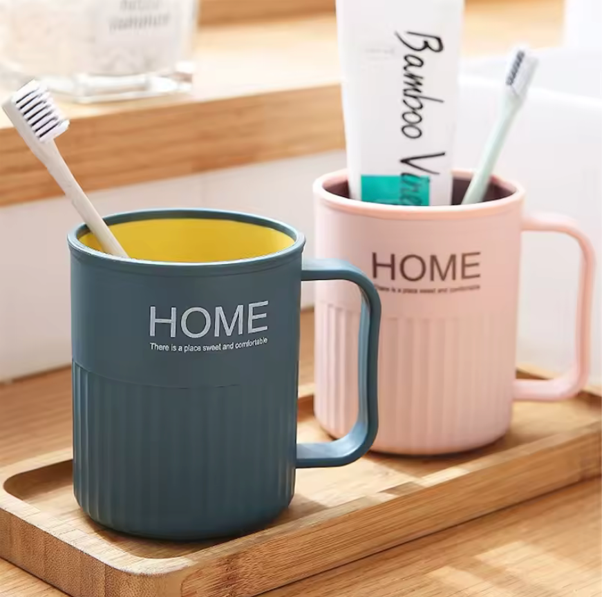 A Creative Two-Color Mouthwash Cup For Home Brushing And Washing Plastic With Handle