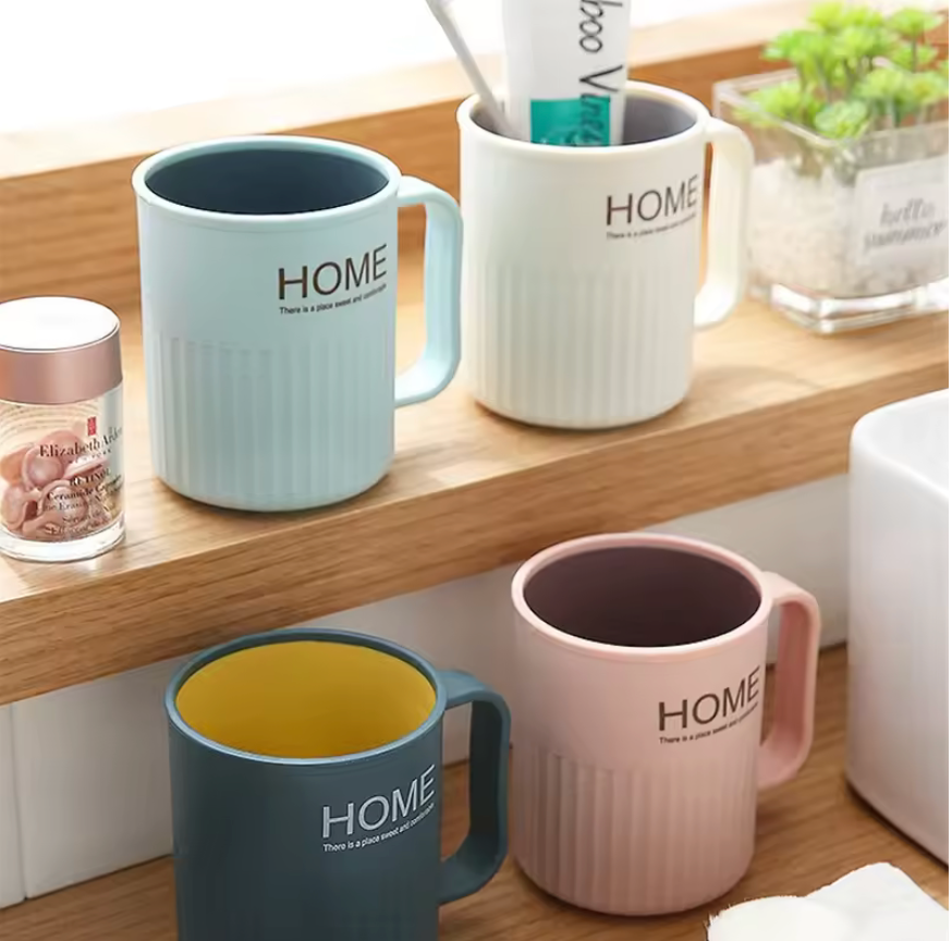 A Creative Two-Color Mouthwash Cup For Home Brushing And Washing Plastic With Handle