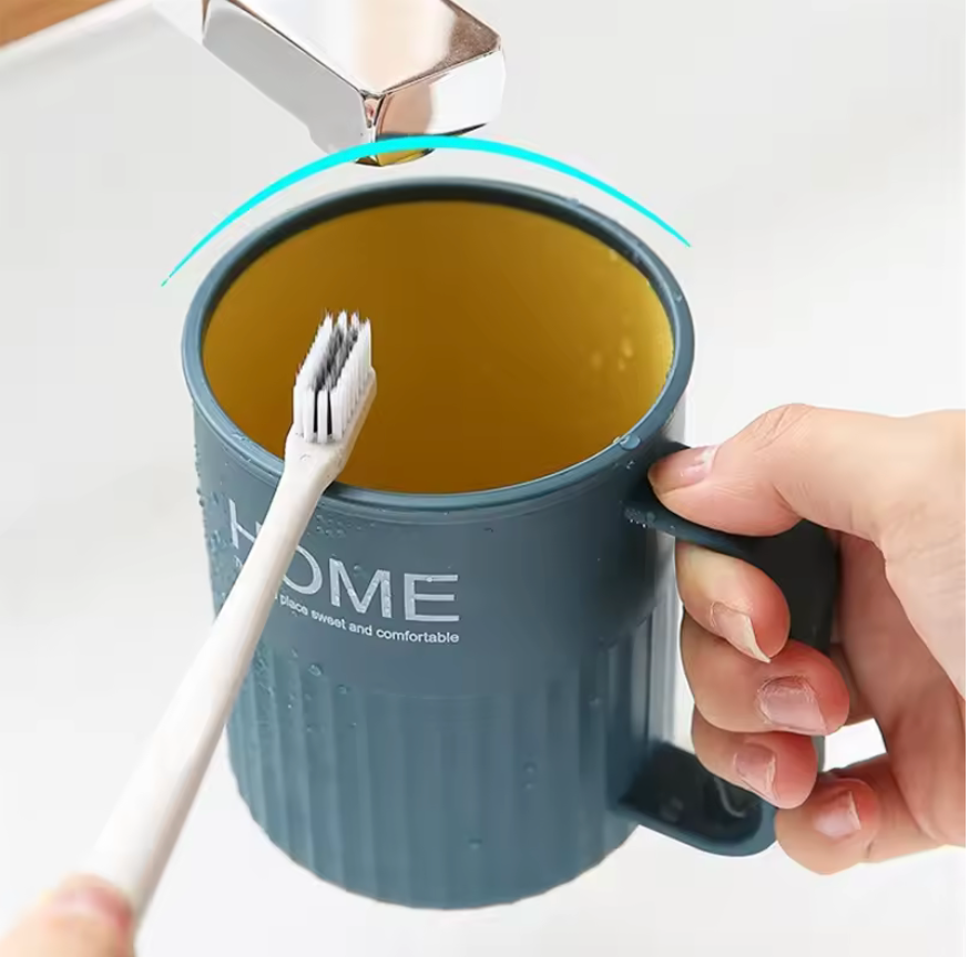 A Creative Two-Color Mouthwash Cup For Home Brushing And Washing Plastic With Handle