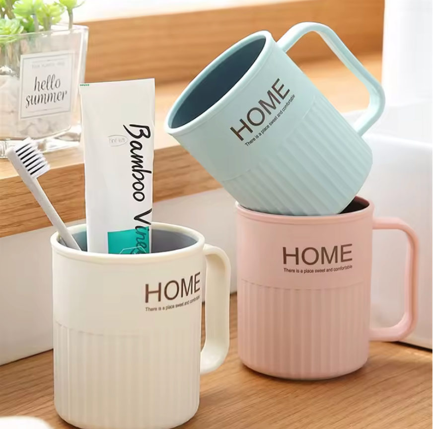 A Creative Two-Color Mouthwash Cup For Home Brushing And Washing Plastic With Handle